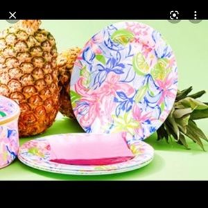 Super cute Lilly plates!!! Set of 4 nwt